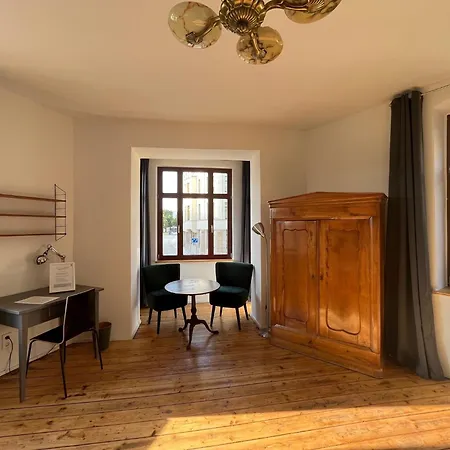 Kuenstlerzimmer In Der Haeselburg - Sonnendurchflutete Homestay *