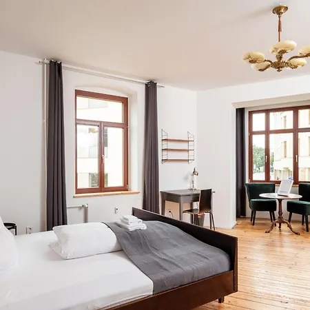 Kuenstlerzimmer In Der Haeselburg - Sonnendurchflutete Homestay *